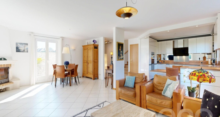 Maison jumelée avec grand jardin et volumes généreux image 4