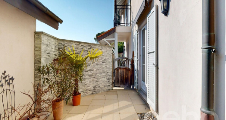 Maison jumelée avec grand jardin et volumes généreux image 7