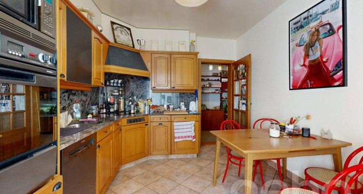 Immeuble mixte 2 Commerces + 3.5 + 8.5 en duplex image 12