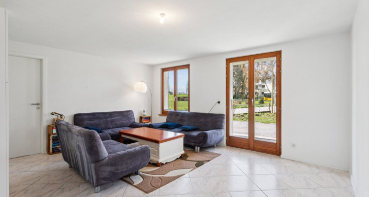 Maison rénovée de 5 pièces avec grand jardin à Villarzel image 3