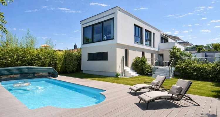 Villa contemporaine avec piscine et vue lac image 1