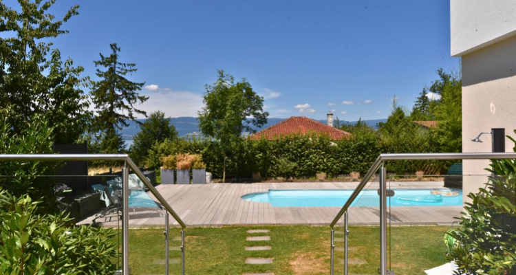 Villa contemporaine avec piscine et vue lac image 11