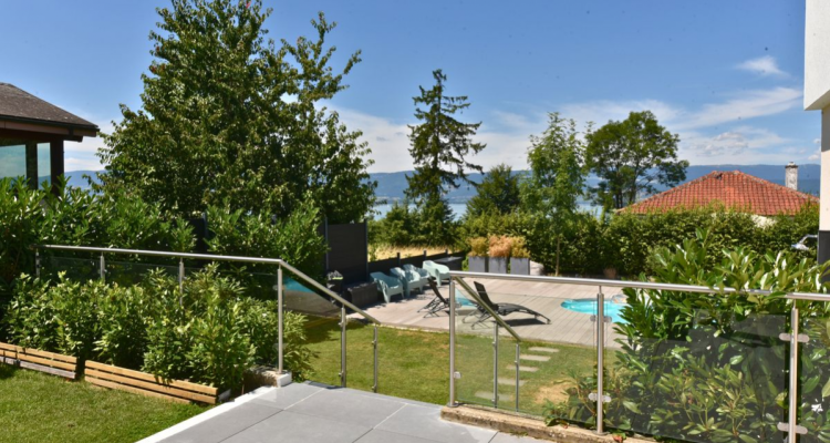 Villa contemporaine avec piscine et vue lac image 12