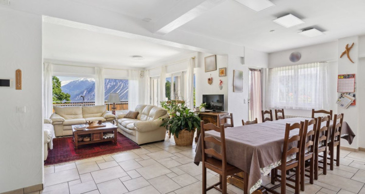 Spacieuse maison avec vue panoramique sur les Alpes image 2