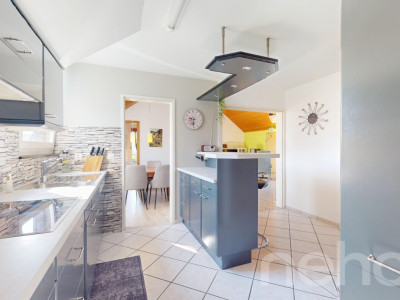 Lichtdurchflutete Dachwohnung mit Balkon und Weitblick image 9