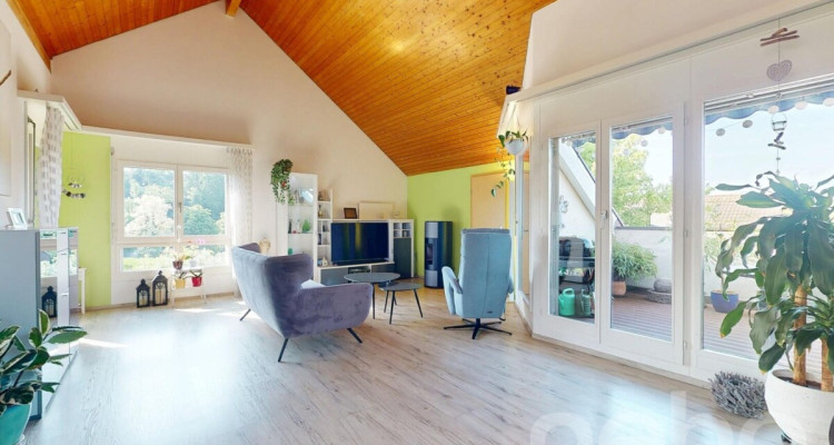 Lichtdurchflutete Dachwohnung mit Balkon und Weitblick image 1