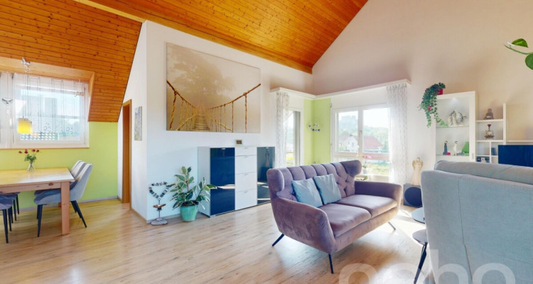 Lichtdurchflutete Dachwohnung mit Balkon und Weitblick image 2