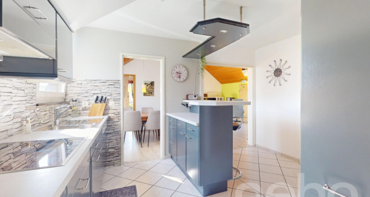 Lichtdurchflutete Dachwohnung mit Balkon und Weitblick image 9