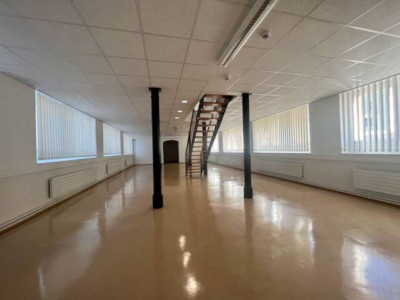   Faites une offre pour ce très bel Immeuble mixte, avec 14 garages et 18 places de parc image 2