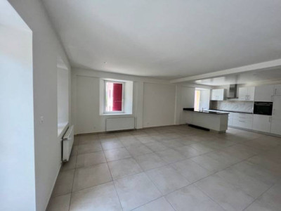 Immeuble rénové, 3 lots sur 5 loués, 4 appartements et un local commercial image 3