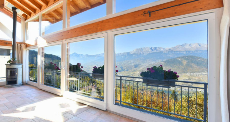 Villa avec piscine et vue imprenable sur les montagnes image 1