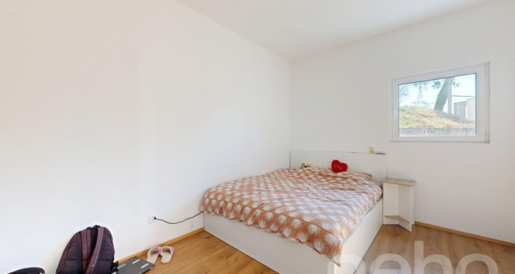 Élégant 2.5 pièces rénové avec belle hauteur sous plafond image 7