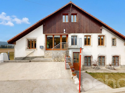 Maison individuelle denviron 380 m², grand terrain et vue montagnes image 1