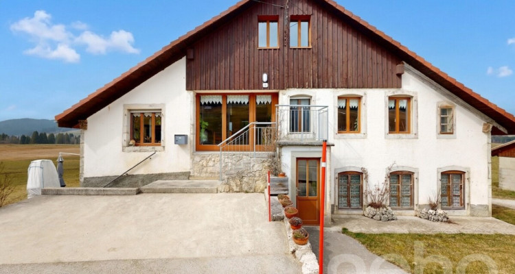 Maison individuelle denviron 380 m², grand terrain et vue montagnes image 1