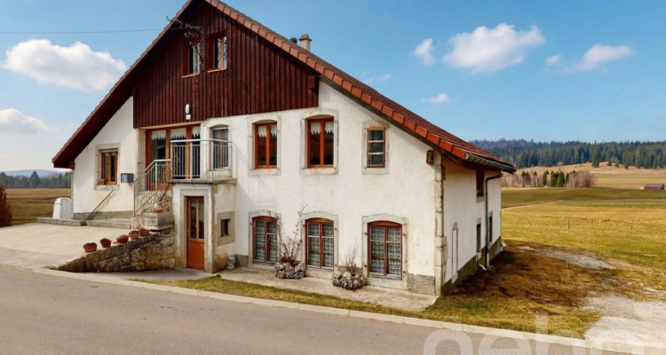 Maison individuelle denviron 380 m², grand terrain et vue montagnes image 2