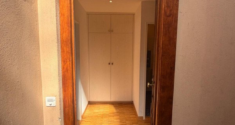 A louer: Bel attique de 2 chambres à coucher aux Eaux-Vives image 1