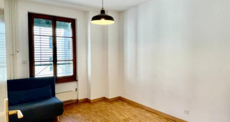 A louer: Bel attique de 2 chambres à coucher aux Eaux-Vives image 11