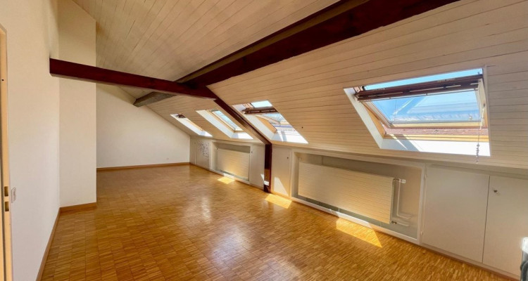 A louer: Bel attique de 2 chambres à coucher aux Eaux-Vives image 3