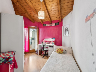 Attique rénové avec extérieur privé à Chalais image 6