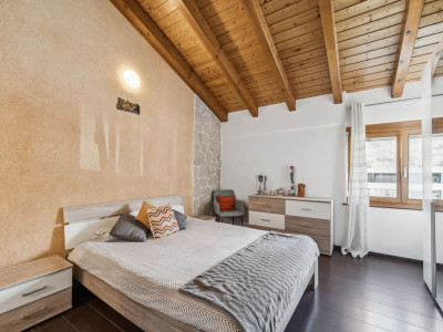 Attique rénové avec extérieur privé à Chalais image 9