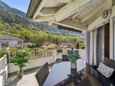 Attique rénové avec extérieur privé à Chalais image 3