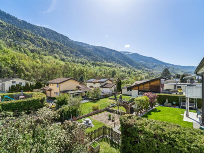 Attique rénové avec extérieur privé à Chalais image 2