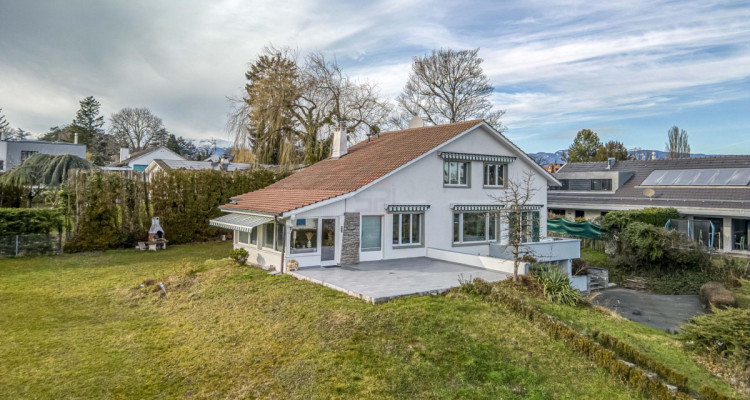 EN EXCLUSIVITÉ : Propriété familiale de caractère sur belle parcelle arborée à Genthod image 2