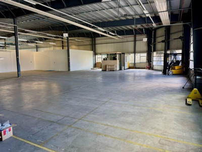 À louer - Local industriel 300 à 400 m² avec quais de chargement - Val-de-Travers image 6