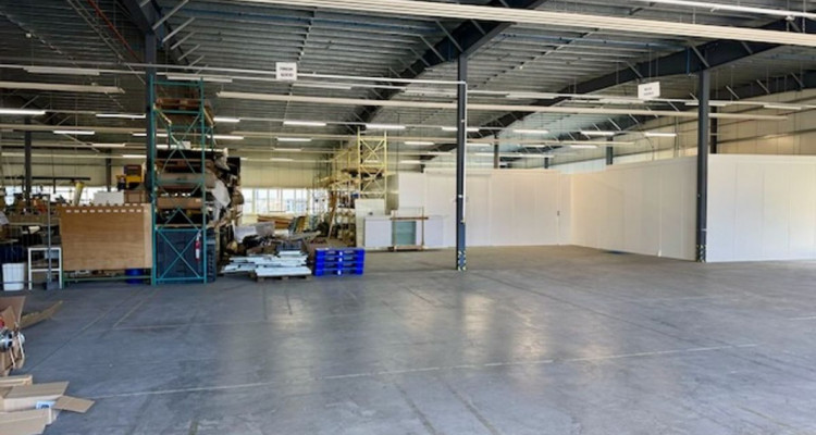À louer - Local industriel 300 à 400 m² avec quais de chargement - Val-de-Travers image 2