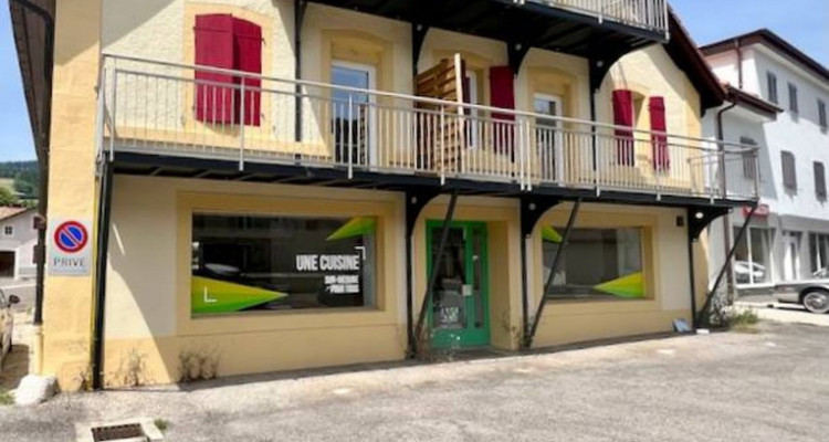 Immeuble rénové, 3 lots sur 5 loués, 4 appartements et un local commercial image 2