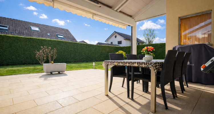 Superbe maison individuelle lumineuse avec jardin arboré, jacuzzi et double garage image 2