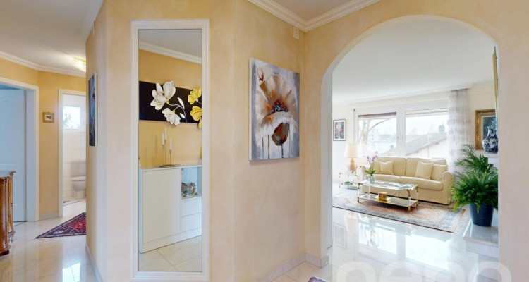 Grosszügige und charmante Dachwohnung an ruhiger Lage image 8