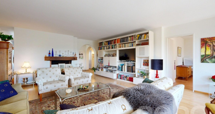 Zentrale 4.5-Zimmer-Wohnung mit Aussicht image 3