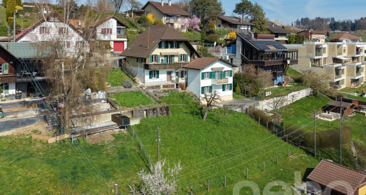 Zweifamilienhaus an Toplage mit grossem Grundstück und Weitsicht image 1