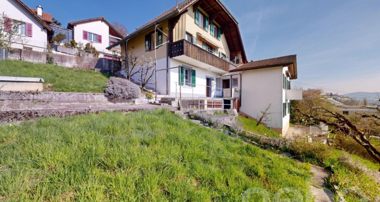 Zweifamilienhaus an Toplage mit grossem Grundstück und Weitsicht image 3