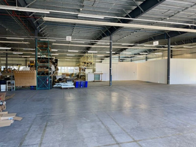 À louer - Local industriel 300 à 400 m² avec quais de chargement - Val-de-Travers image 2