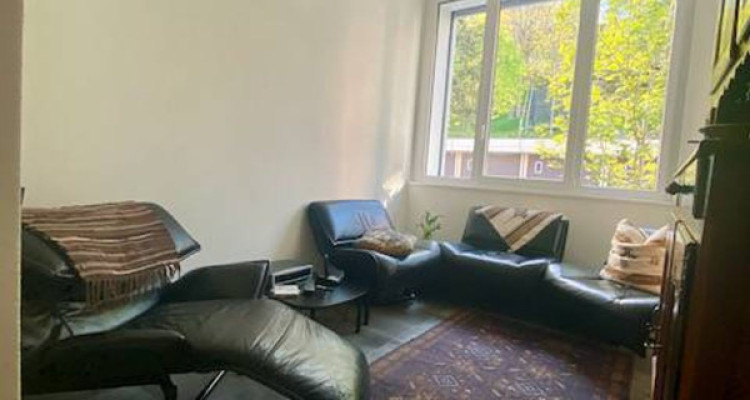 Bel appartement 2 pièces loué,avec réduit et place de parc image 1