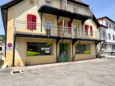 Immeuble rénové, 3 lots sur 5 loués, 4 appartements et un local commercial image 2