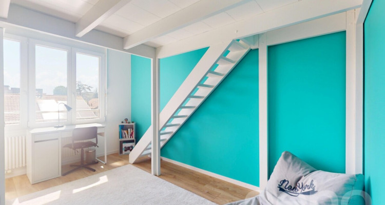 Spacieux duplex en attique ? Volume et confort contemporain image 8