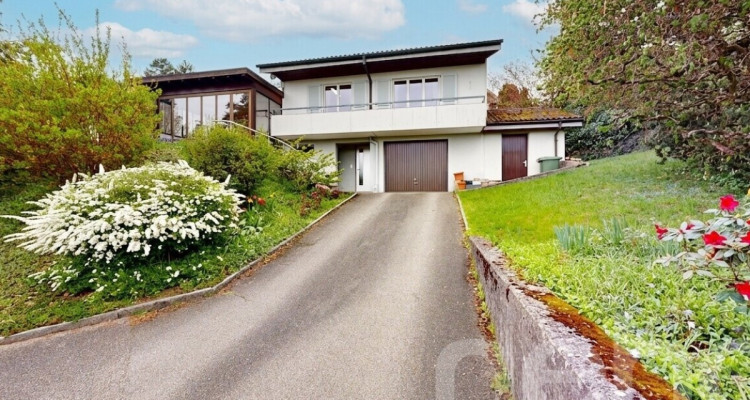 Charmantes 4.5-Zimmerhaus mit Weitsicht und grosser Parzelle image 1