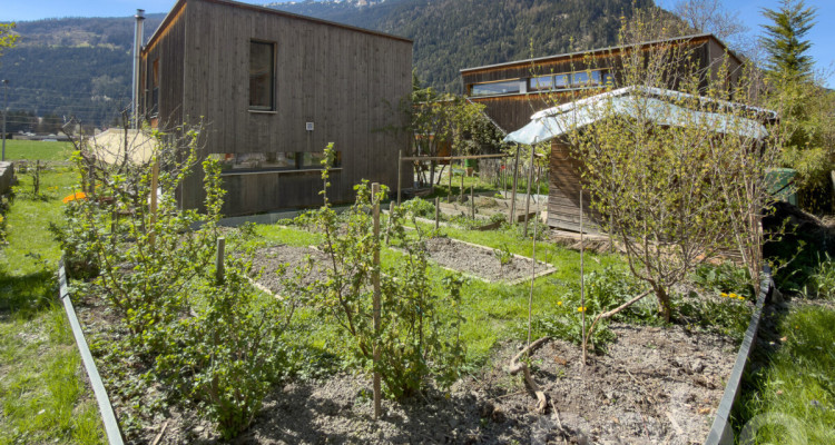 Modernes Wohnen im Grünen mit Naturgarten und Bergblick image 2