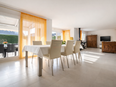 Superbe maison individuelle lumineuse avec jardin arboré, jacuzzi et double garage image 3