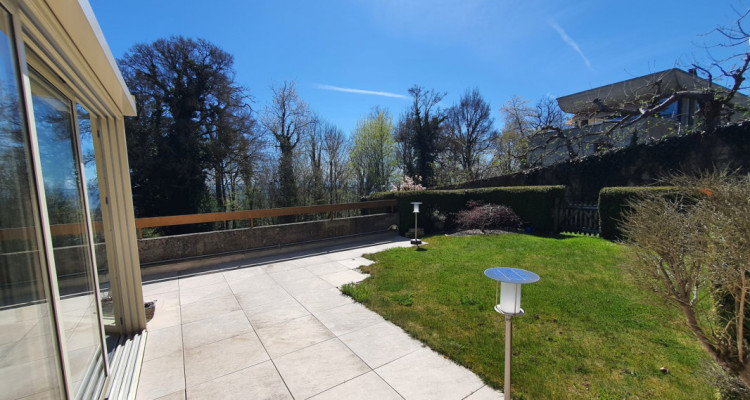 Havre de paix avec vue panoramique et jardin privé à Evilard image 1