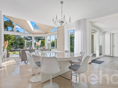 Exklusive Villa mit Galerie, Indoor-Pool und Gartenidylle image 5