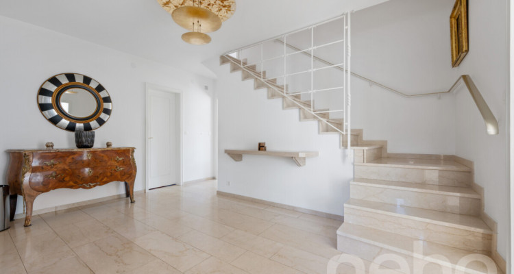 Exklusive Villa mit Galerie, Indoor-Pool und Gartenidylle image 4