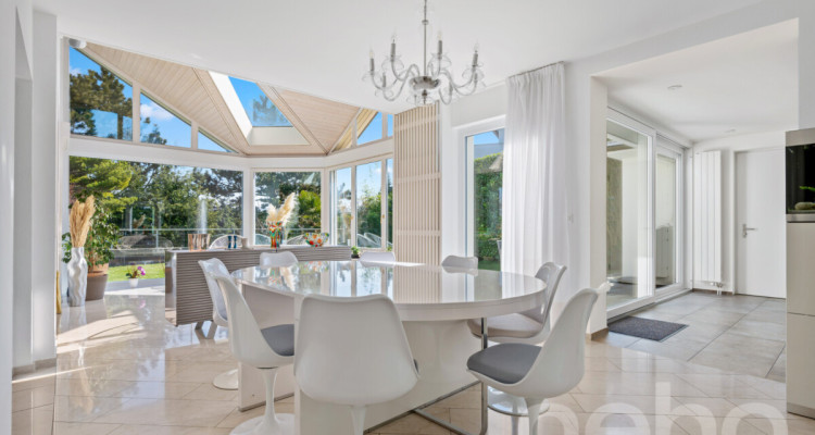 Exklusive Villa mit Galerie, Indoor-Pool und Gartenidylle image 5