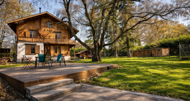 Propriété de caractère rénovée avec élégance dans un cadre exclusif image 1