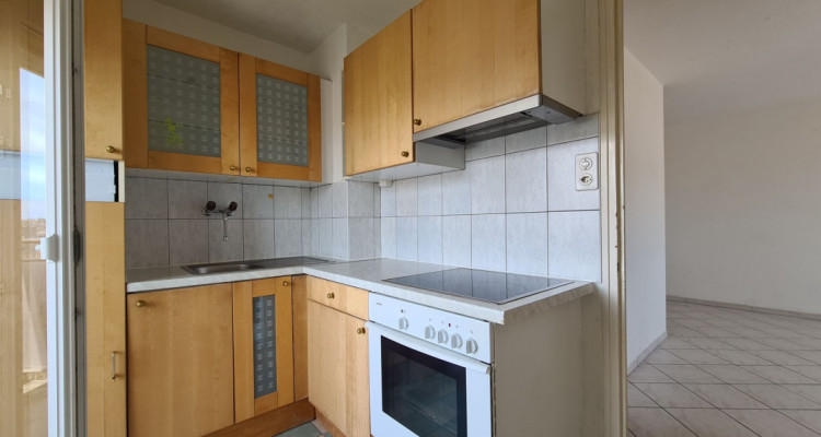 Appartement de 2.5 pièces au 10e étage image 2