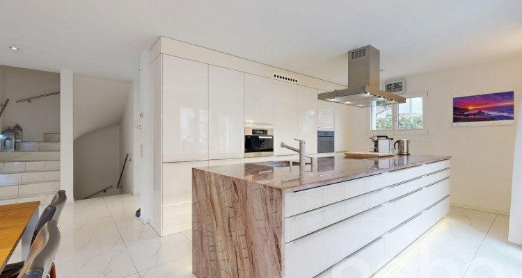 Modernes 5.5-Zimmer Reiheneckhaus mit Garten in Aristau image 2