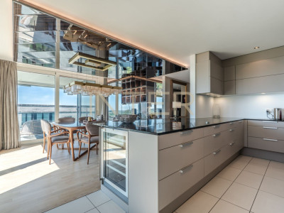 Exklusive 4.5-Zimmer-Terrassenwohnung mit direktem Liftzugang und See-, Berg- und Stadtsicht in Zug image 7